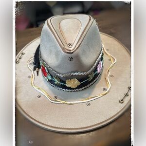 Beautiful neutral Fedora hat sz 7. Ultra suede